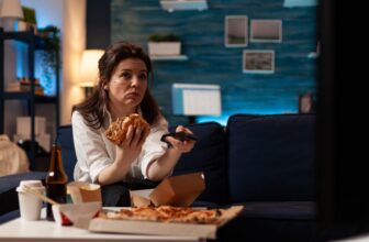 This Might Be Why You Can’t Stop Binge Eating at Night